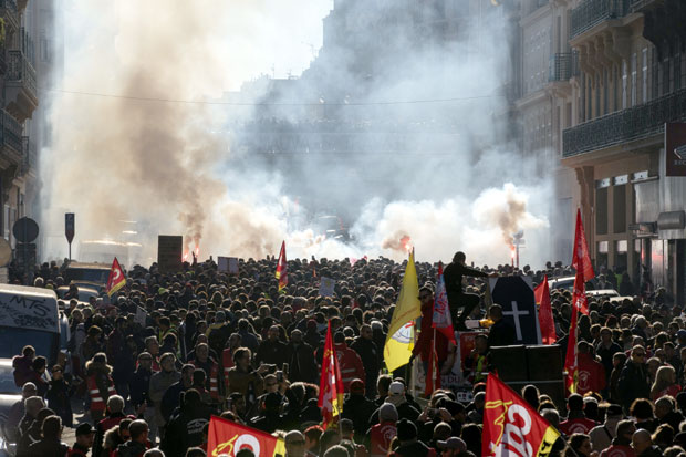 Стотине хиљада људи на улицама француских градова: Преговори нису уродили плодом, протести се настављају (ВИДЕО)